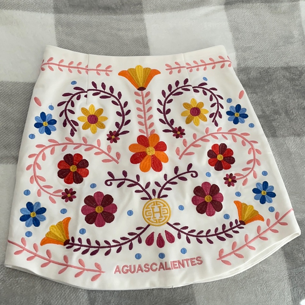 White embroidered skit - Herencia Collection